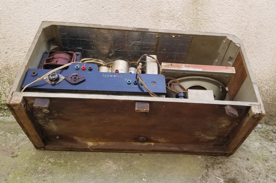 NADİR FORMDA ANTİKA AHŞAP KASA RADYO