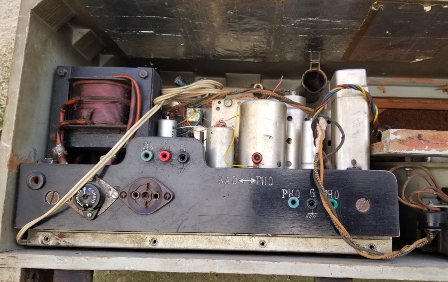 NADİR FORMDA ANTİKA AHŞAP KASA RADYO