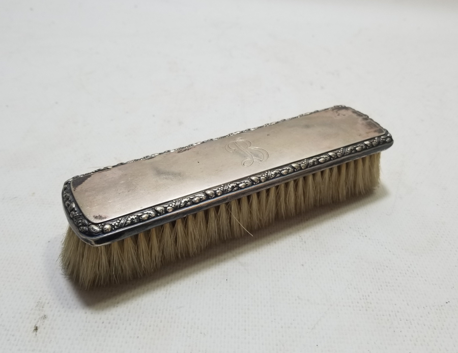 ÜZERİ İNSİYALLİ ANTİKA GÜMÜŞ ELBİSE FIRÇASI