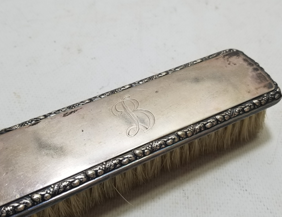 ÜZERİ İNSİYALLİ ANTİKA GÜMÜŞ ELBİSE FIRÇASI