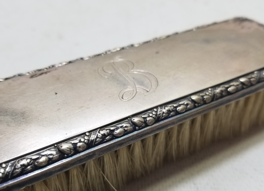 ÜZERİ İNSİYALLİ ANTİKA GÜMÜŞ ELBİSE FIRÇASI