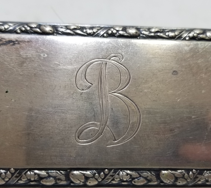 ÜZERİ İNSİYALLİ ANTİKA GÜMÜŞ ELBİSE FIRÇASI