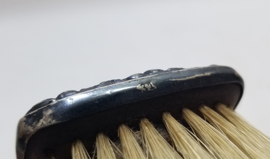 ÜZERİ İNSİYALLİ ANTİKA GÜMÜŞ ELBİSE FIRÇASI