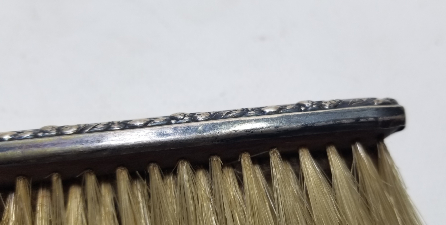 ÜZERİ İNSİYALLİ ANTİKA GÜMÜŞ ELBİSE FIRÇASI