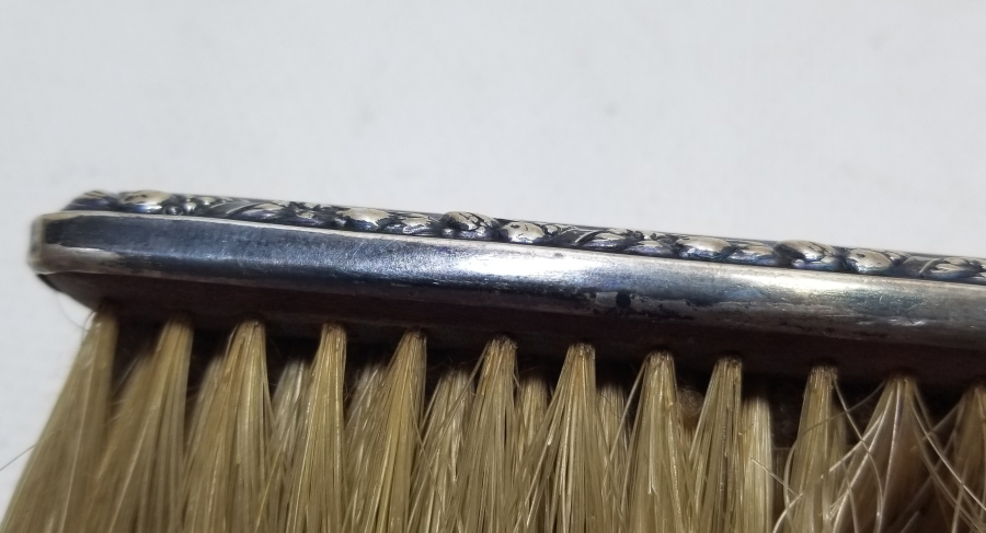 ÜZERİ İNSİYALLİ ANTİKA GÜMÜŞ ELBİSE FIRÇASI