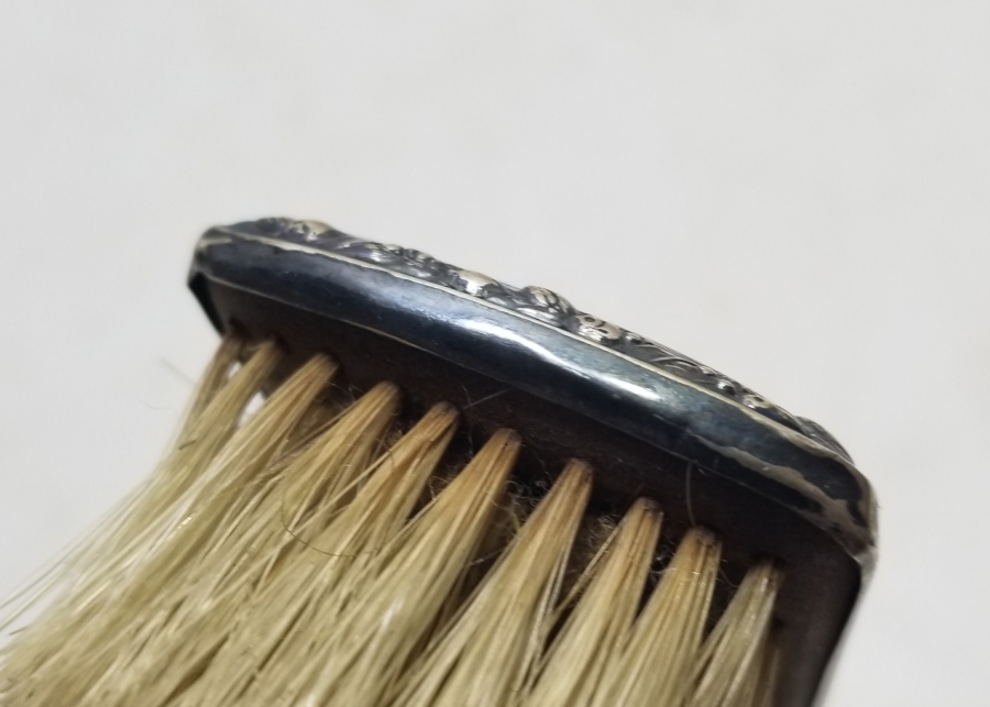 ÜZERİ İNSİYALLİ ANTİKA GÜMÜŞ ELBİSE FIRÇASI