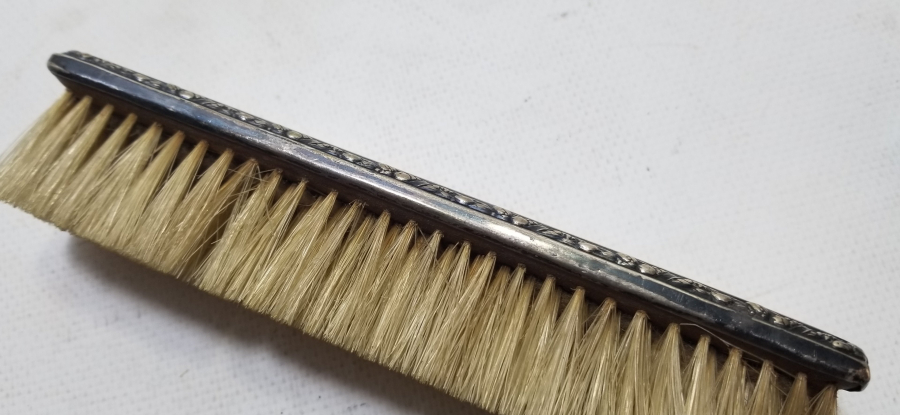 ÜZERİ İNSİYALLİ ANTİKA GÜMÜŞ ELBİSE FIRÇASI