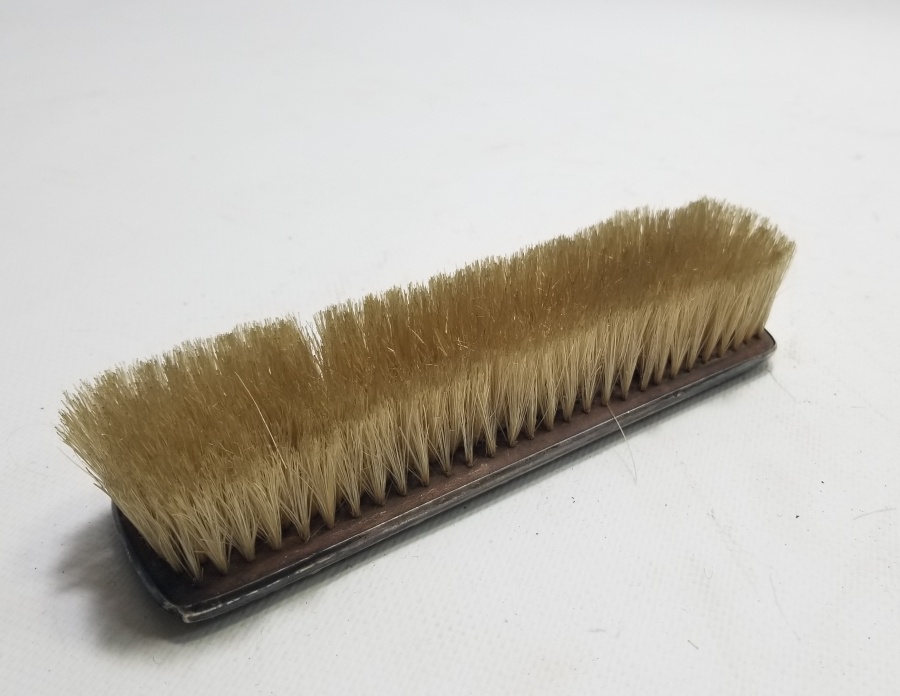 ÜZERİ İNSİYALLİ ANTİKA GÜMÜŞ ELBİSE FIRÇASI