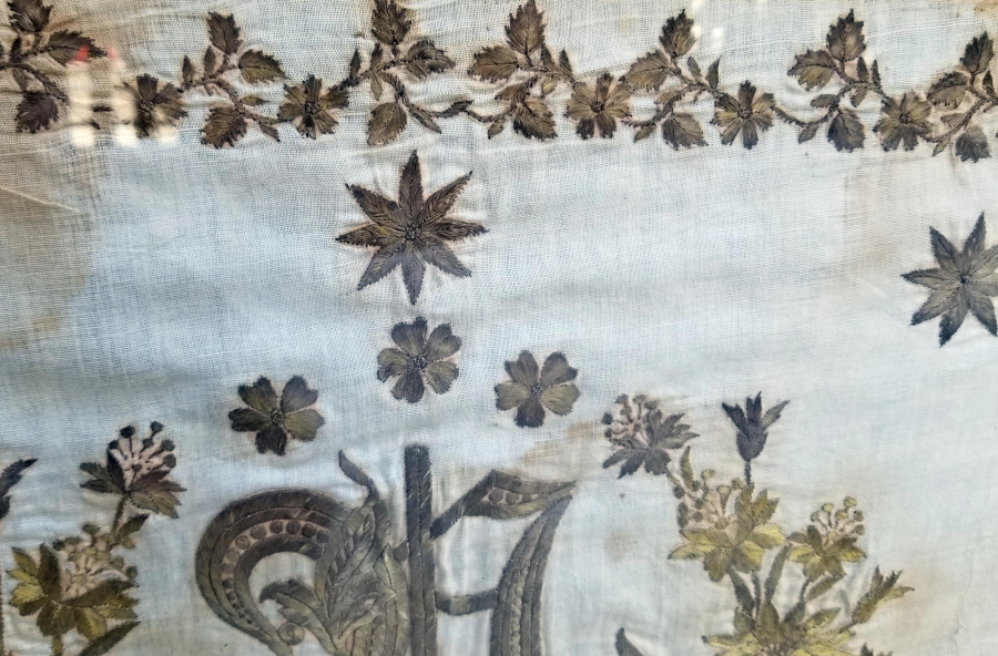 ÜZERİ OSMANLICA İNSİYALLİ GÜMÜŞ SIRMA İŞÇİLİKLİ SARAY İŞİ PANO