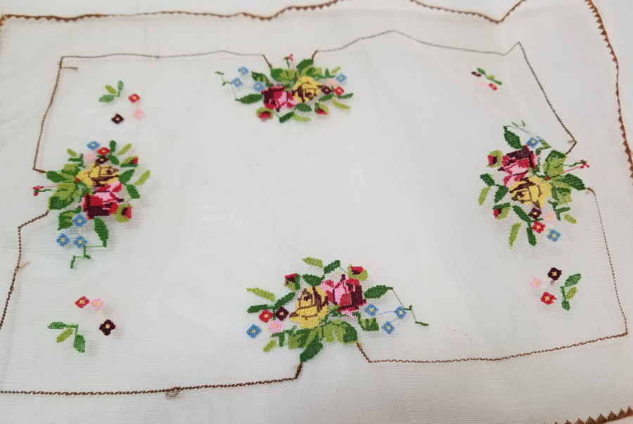 OSMANLI DÖNEMİ İPEK ÜZERİ KANAVİÇE İŞÇİLİKLİ RUM RUNNER - MASA ÖRTÜSÜ