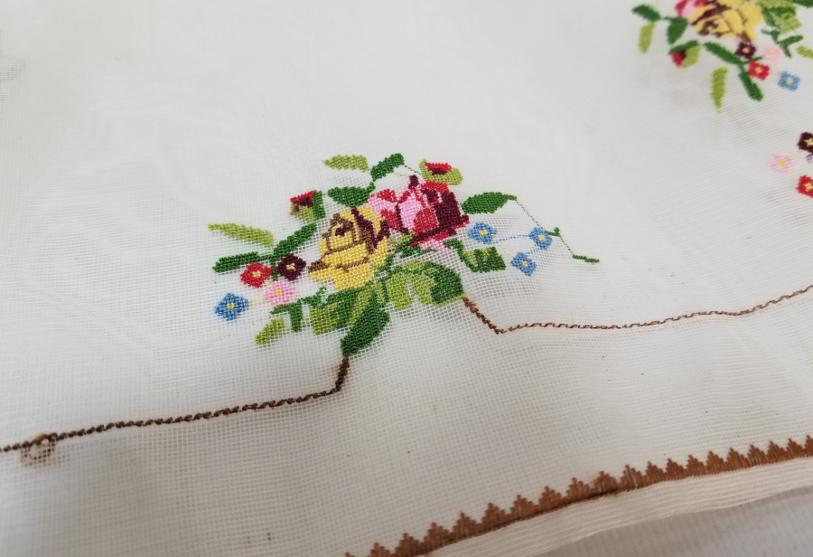 OSMANLI DÖNEMİ İPEK ÜZERİ KANAVİÇE İŞÇİLİKLİ RUM RUNNER - MASA ÖRTÜSÜ