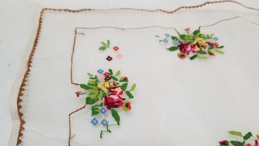 OSMANLI DÖNEMİ İPEK ÜZERİ KANAVİÇE İŞÇİLİKLİ RUM RUNNER - MASA ÖRTÜSÜ