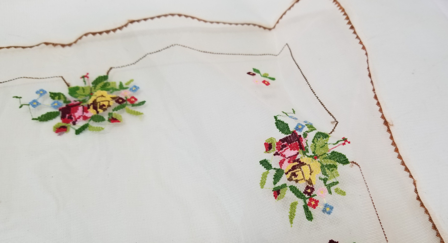 OSMANLI DÖNEMİ İPEK ÜZERİ KANAVİÇE İŞÇİLİKLİ RUM RUNNER - MASA ÖRTÜSÜ