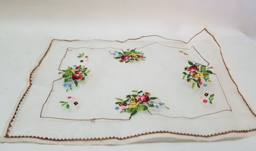 OSMANLI DÖNEMİ İPEK ÜZERİ KANAVİÇE İŞÇİLİKLİ RUM RUNNER - MASA ÖRTÜSÜ