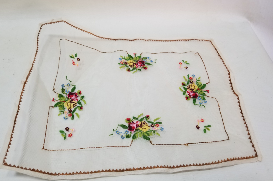 OSMANLI DÖNEMİ İPEK ÜZERİ KANAVİÇE İŞÇİLİKLİ RUM RUNNER - MASA ÖRTÜSÜ