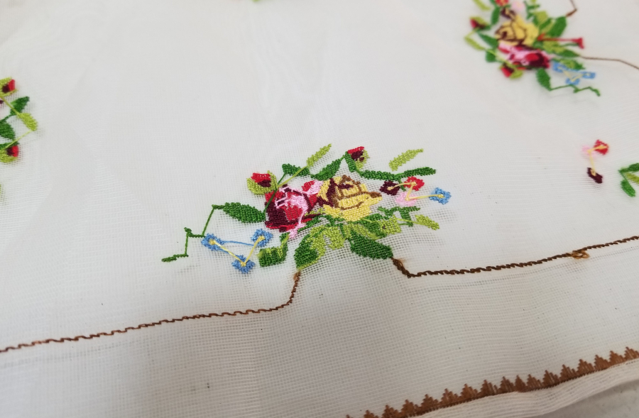 OSMANLI DÖNEMİ İPEK ÜZERİ KANAVİÇE İŞÇİLİKLİ RUM RUNNER - MASA ÖRTÜSÜ