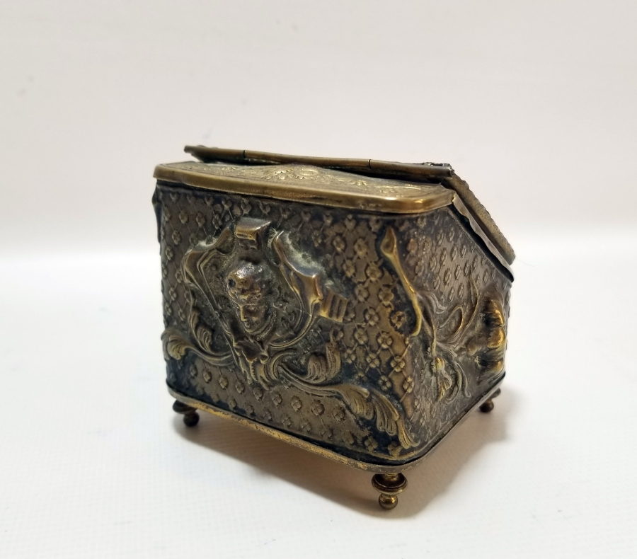 KABARTMA İŞÇİLİKLİ NADİR FORMDA ŞEYTANLI PRİOR CEP SAATİ STANDI