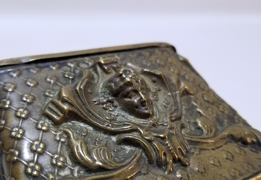 KABARTMA İŞÇİLİKLİ NADİR FORMDA ŞEYTANLI PRİOR CEP SAATİ STANDI