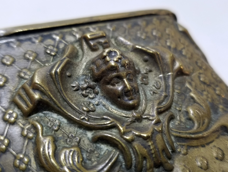 KABARTMA İŞÇİLİKLİ NADİR FORMDA ŞEYTANLI PRİOR CEP SAATİ STANDI