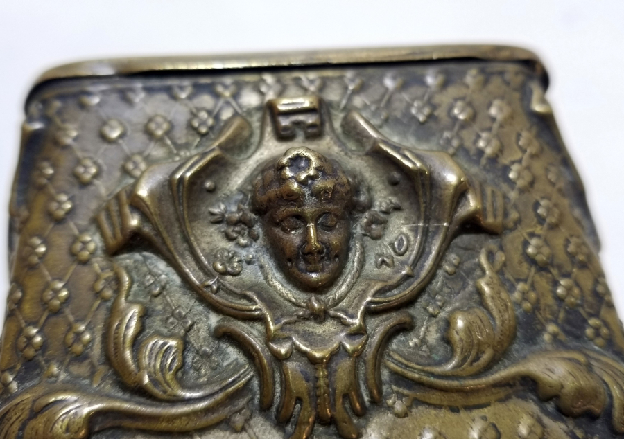 KABARTMA İŞÇİLİKLİ NADİR FORMDA ŞEYTANLI PRİOR CEP SAATİ STANDI