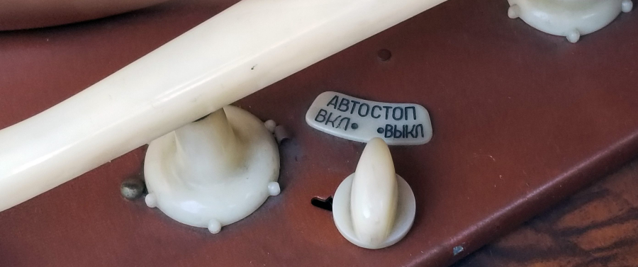 PLAKÇALARLI ÇOK NADİR ÇALIŞIR DURUMDA ANTİKA AHŞAP KASA RADYO