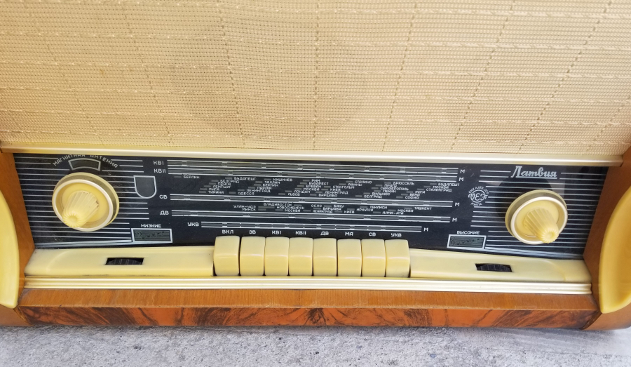 PLAKÇALARLI ÇOK NADİR ÇALIŞIR DURUMDA ANTİKA AHŞAP KASA RADYO