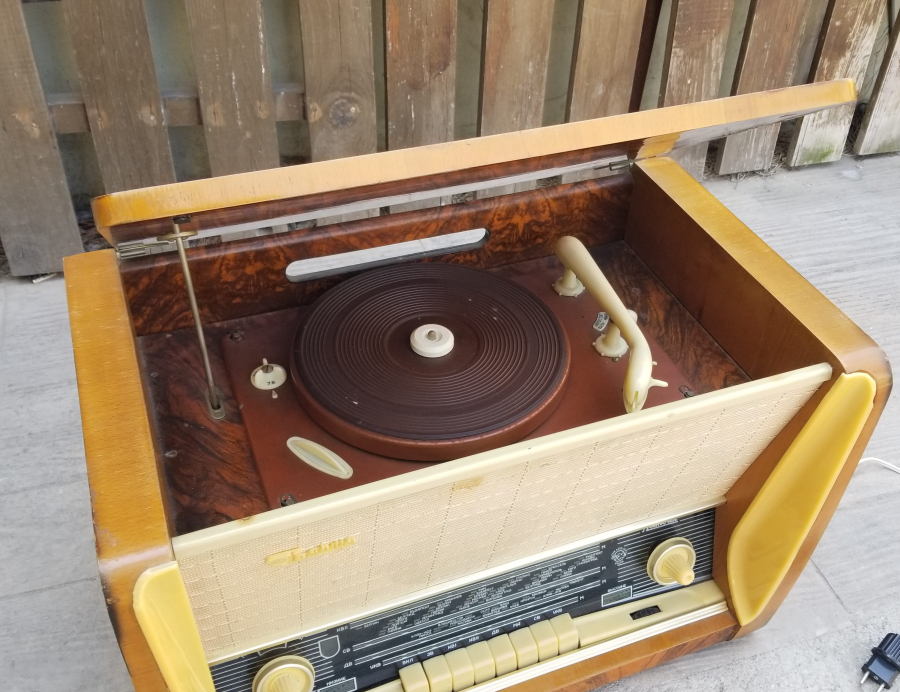 PLAKÇALARLI ÇOK NADİR ÇALIŞIR DURUMDA ANTİKA AHŞAP KASA RADYO