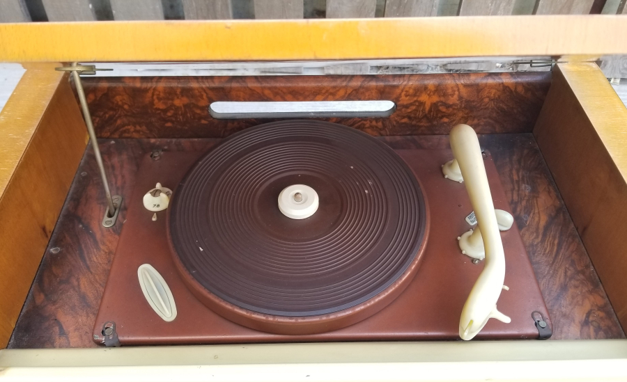 PLAKÇALARLI ÇOK NADİR ÇALIŞIR DURUMDA ANTİKA AHŞAP KASA RADYO