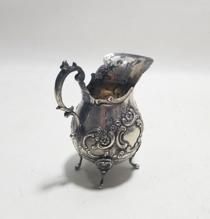 NADİR TİPTE KABARTMA İŞÇİLİKLİ ANTİKA GÜMÜŞ SÜTLÜK