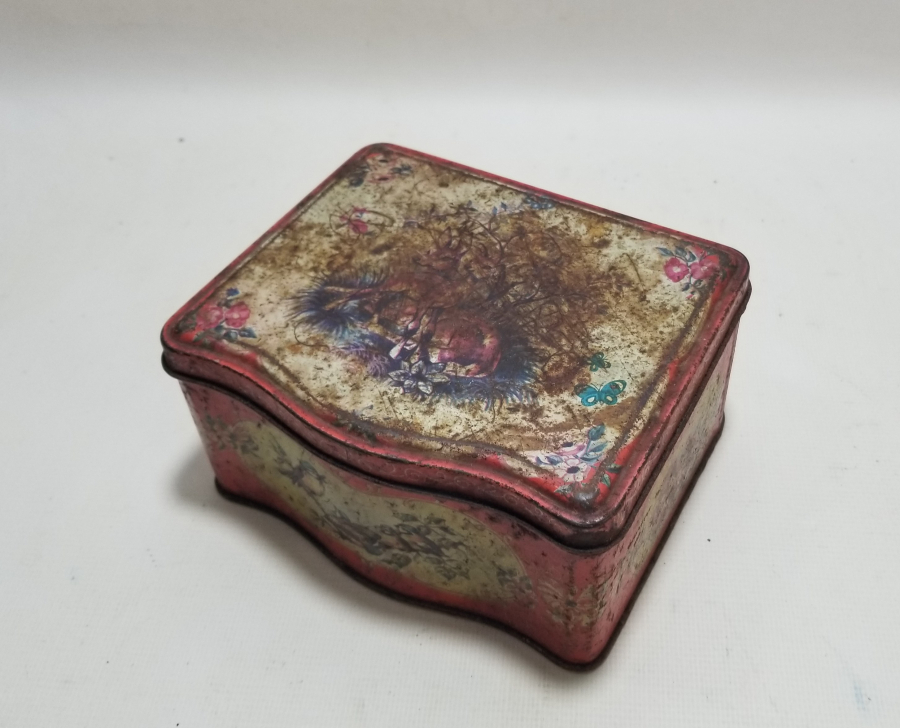 ANTİKA DİKİŞ İPLERİ KUTUSU