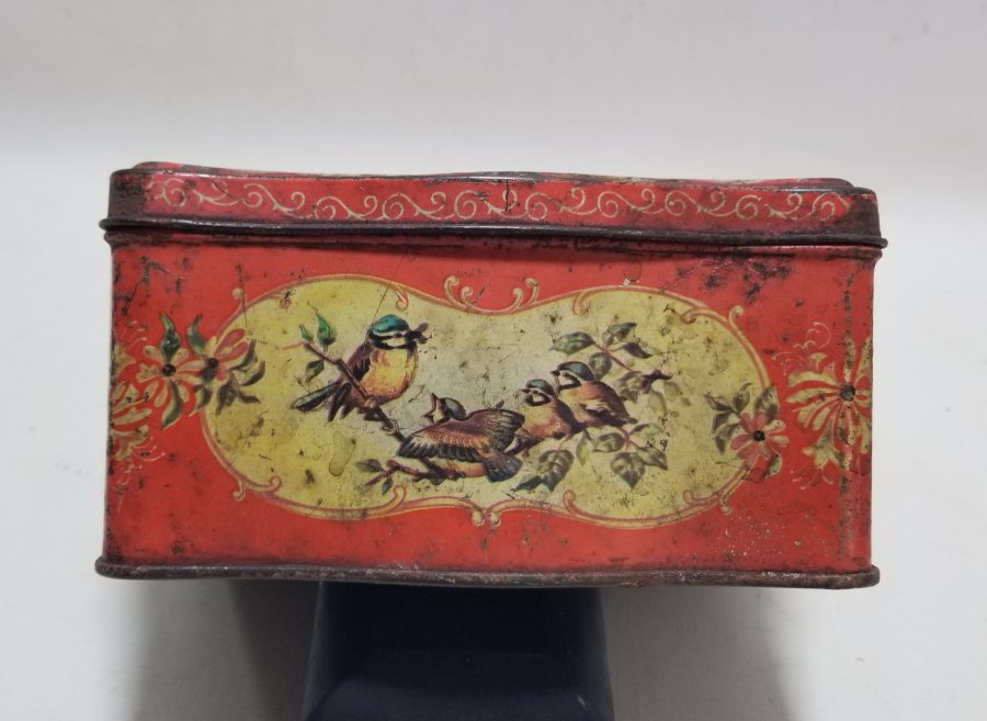 ANTİKA DİKİŞ İPLERİ KUTUSU