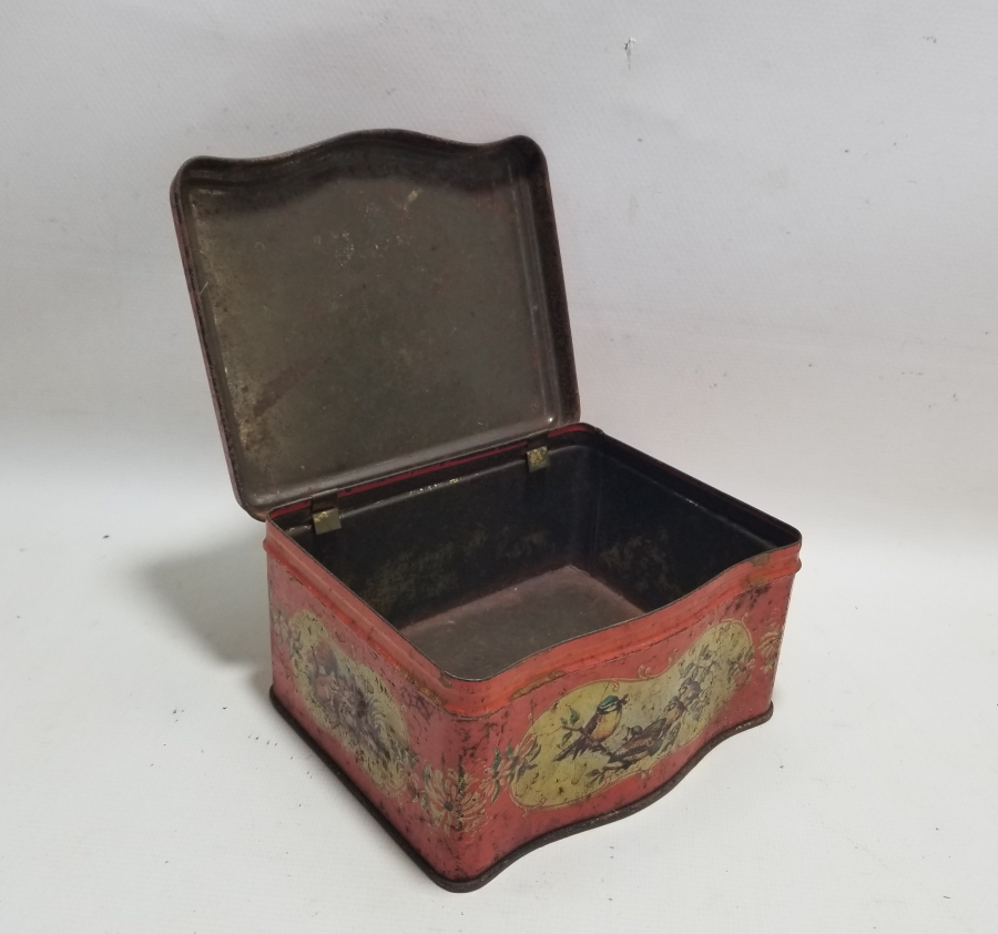 ANTİKA DİKİŞ İPLERİ KUTUSU