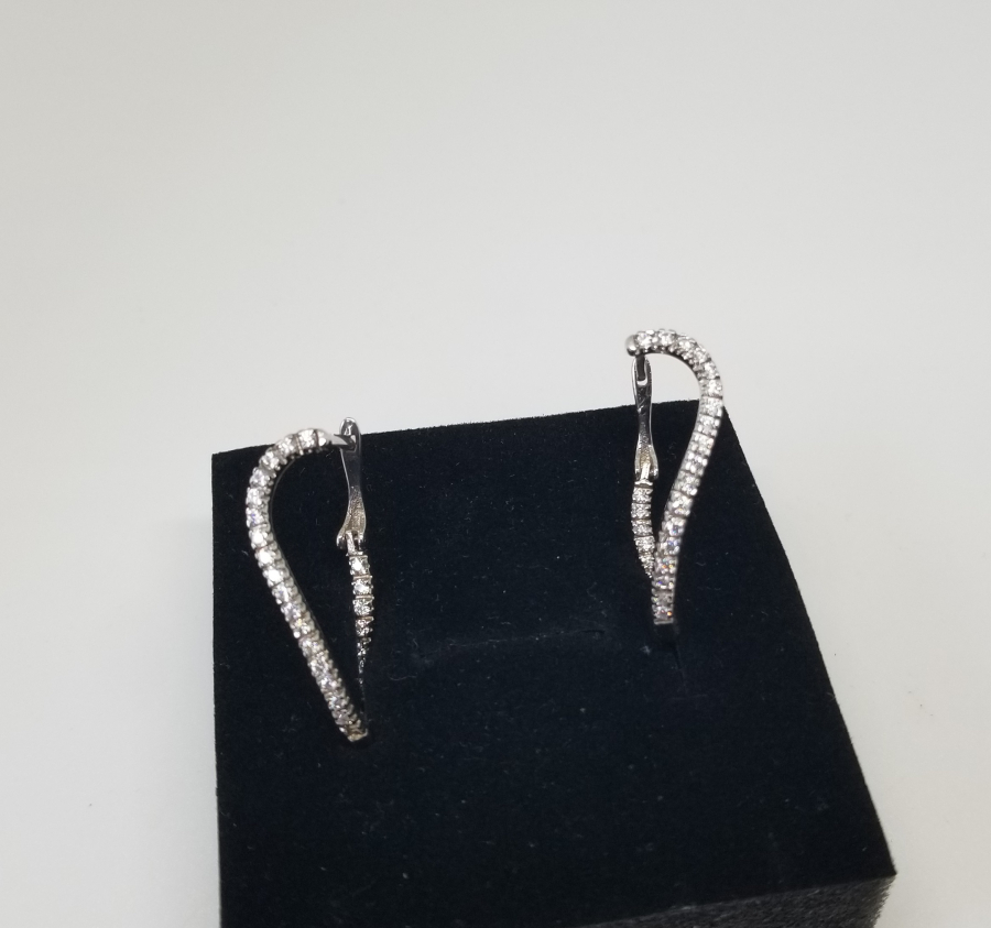 PIRLANTA TAŞLI SONSUZLUK MODELİ KÜPE