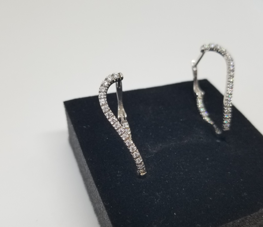 PIRLANTA TAŞLI SONSUZLUK MODELİ KÜPE