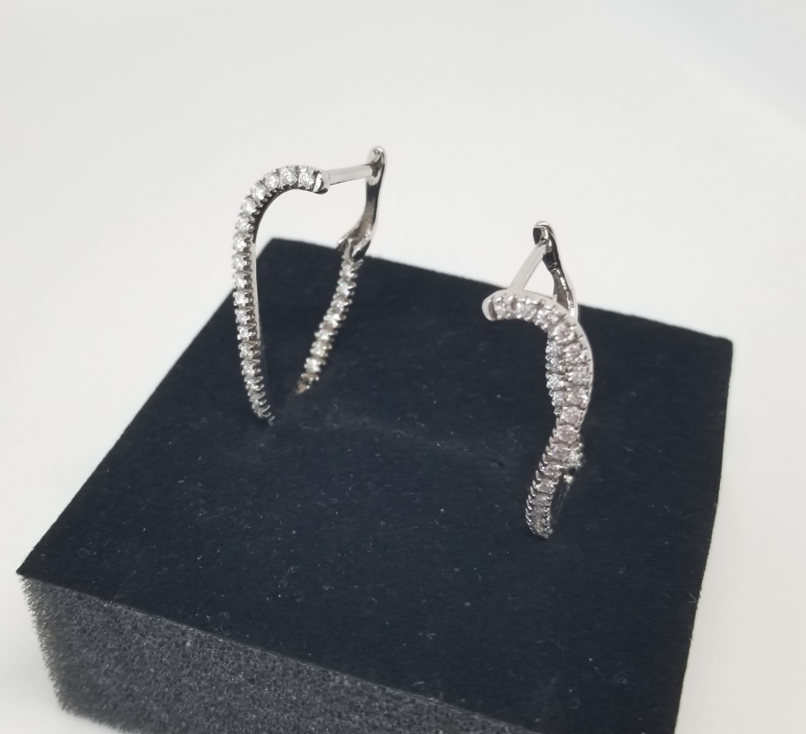 PIRLANTA TAŞLI SONSUZLUK MODELİ KÜPE