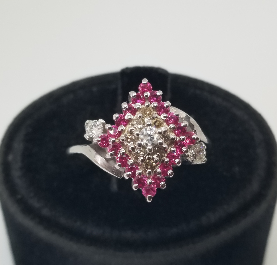 PIRLANTA VE YAKUT TAŞLI DİK KARE MODEL YÜZÜK