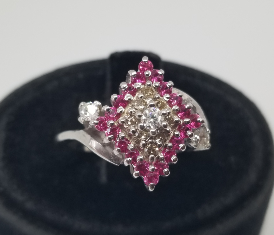 PIRLANTA VE YAKUT TAŞLI DİK KARE MODEL YÜZÜK