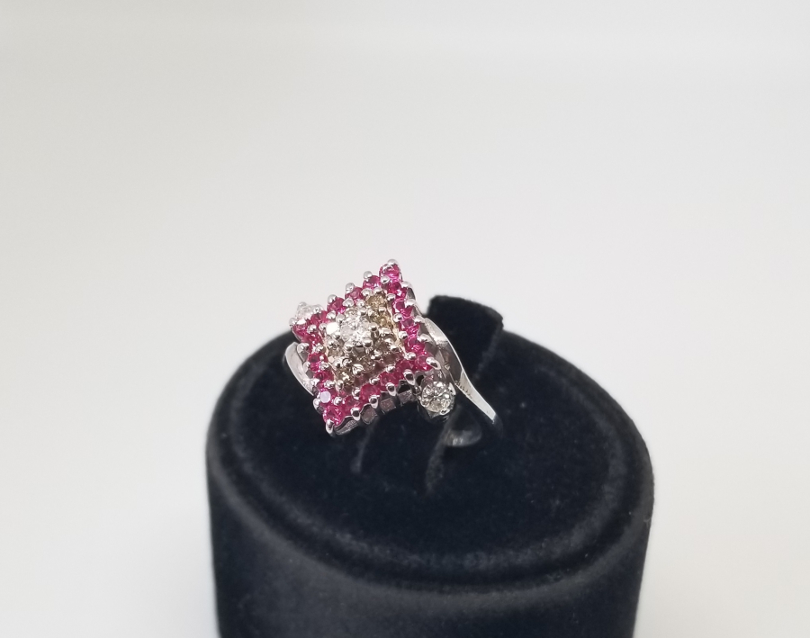 PIRLANTA VE YAKUT TAŞLI DİK KARE MODEL YÜZÜK