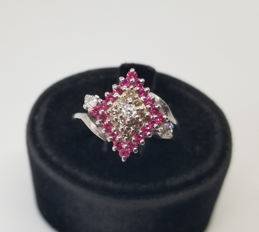 PIRLANTA VE YAKUT TAŞLI DİK KARE MODEL YÜZÜK