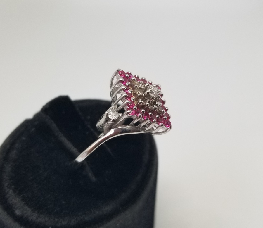 PIRLANTA VE YAKUT TAŞLI DİK KARE MODEL YÜZÜK