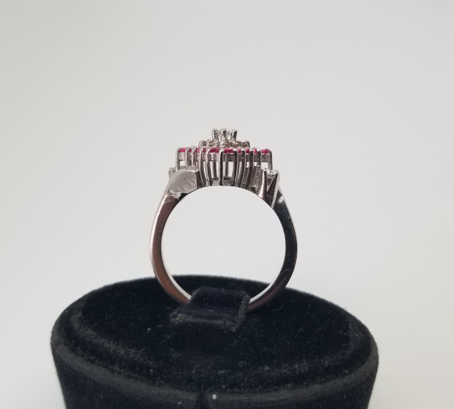 PIRLANTA VE YAKUT TAŞLI DİK KARE MODEL YÜZÜK