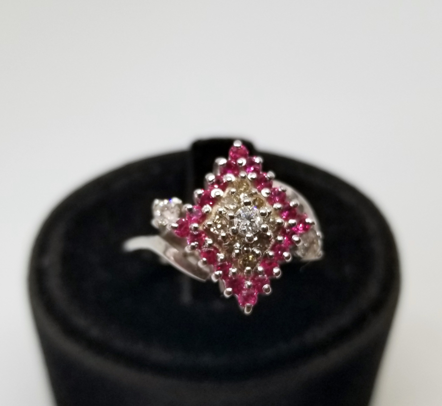 PIRLANTA VE YAKUT TAŞLI DİK KARE MODEL YÜZÜK