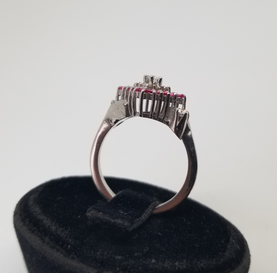 PIRLANTA VE YAKUT TAŞLI DİK KARE MODEL YÜZÜK