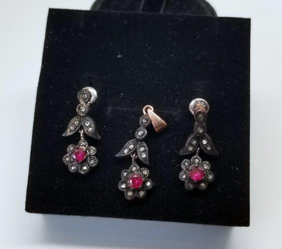 YAKUT VE PIRLANTA TAŞLI PAPATYA MODEL KOLYE KÜPE TAKIMI