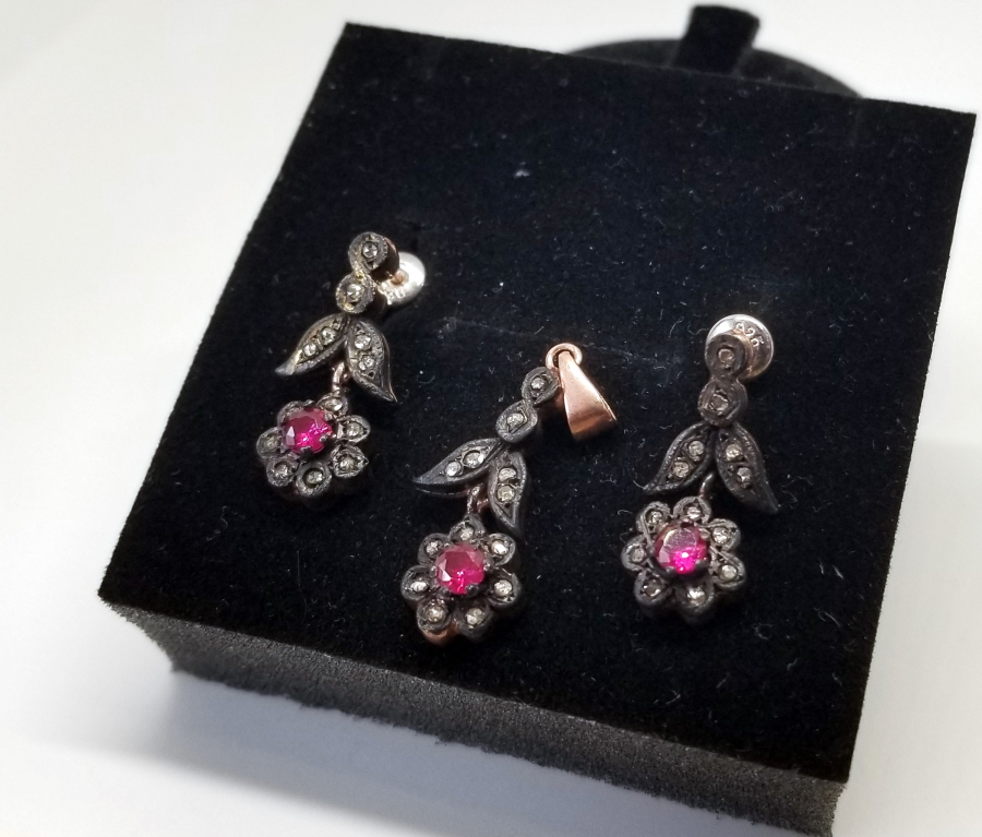 YAKUT VE PIRLANTA TAŞLI PAPATYA MODEL KOLYE KÜPE TAKIMI