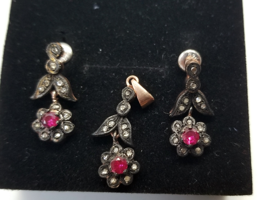 YAKUT VE PIRLANTA TAŞLI PAPATYA MODEL KOLYE KÜPE TAKIMI