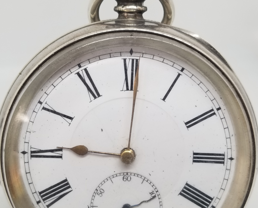 NADİR FORMDA GÜMÜŞ KASA İNGİLİZ YAPIMI KURMALI CEP SAATİ