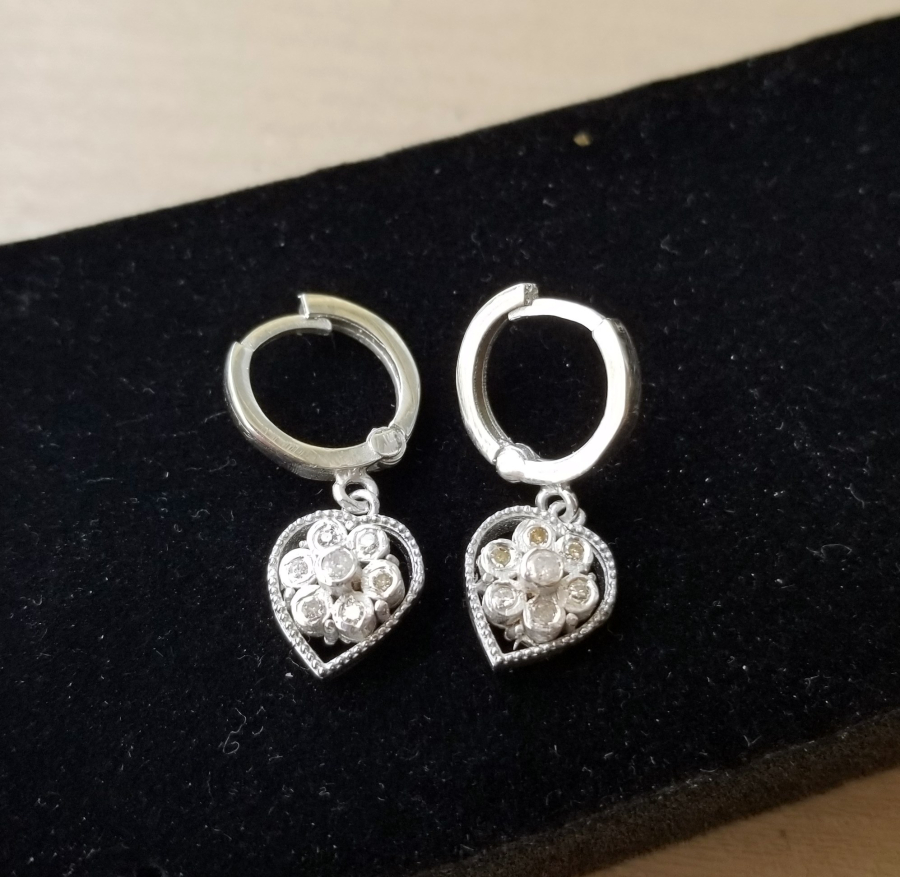 PIRLANTA TAŞLI KALP FORMLU KÜPE