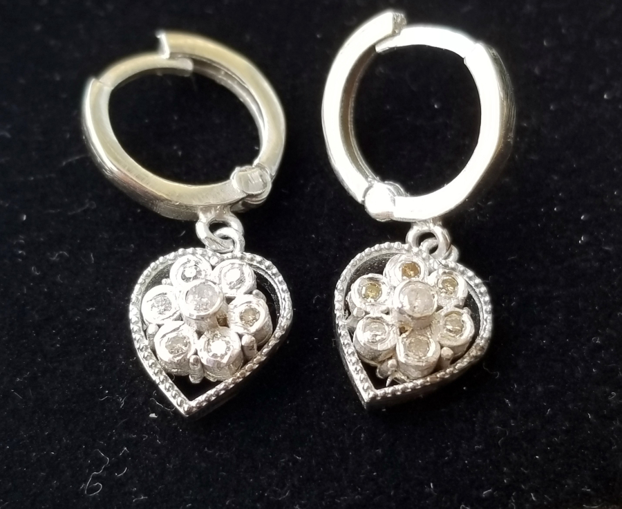 PIRLANTA TAŞLI KALP FORMLU KÜPE