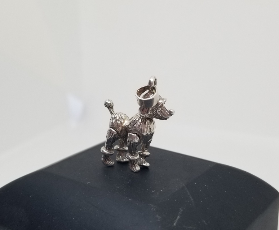 ÖZEL YAPIM KABARTMA İŞÇİLİKLİ KÖPEK FORMLU KOLYE UCU